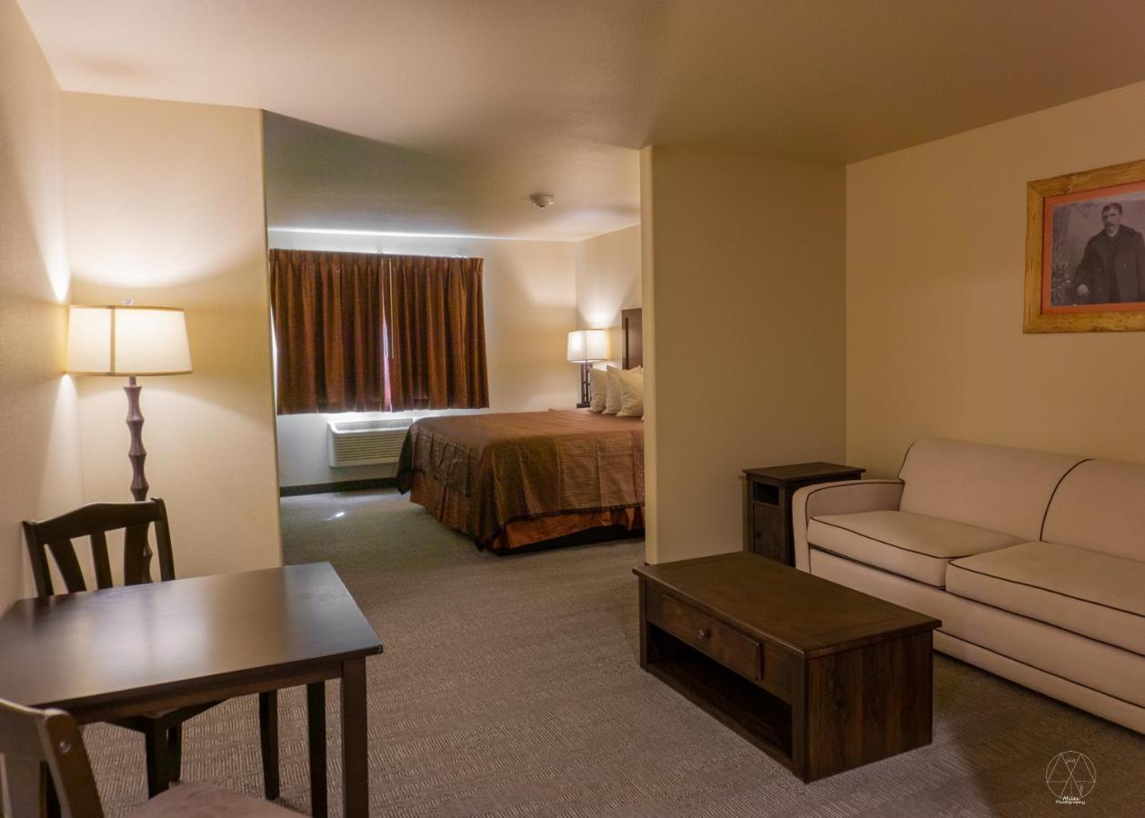 Hotel & Convention Center